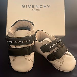 Givenchy Paris authentic black and white baby shoes size17 (6-9 months)